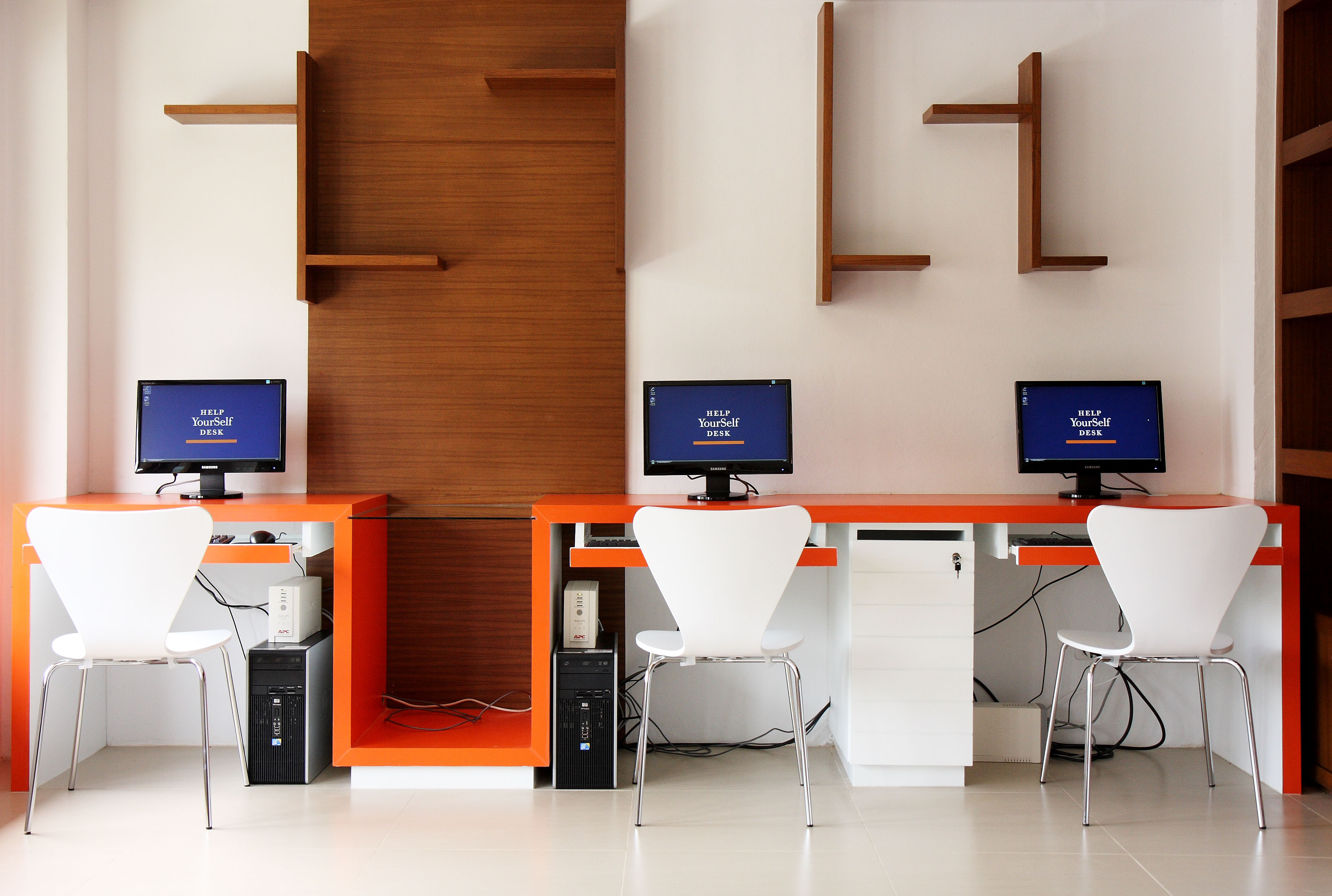051_Help_YourSelf Desk_01